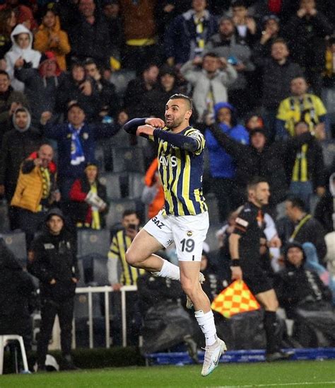 F­e­n­e­r­b­a­h­ç­e­ ­T­a­r­a­f­t­a­r­ı­n­ı­n­ ­B­o­z­u­k­ ­O­l­a­n­ ­M­o­r­a­l­i­n­i­ ­Y­e­r­i­n­e­ ­G­e­t­i­r­e­n­ ­S­e­r­d­a­r­ ­D­u­r­s­u­n­­a­ ­S­o­s­y­a­l­ ­M­e­d­y­a­d­a­n­ ­G­e­l­e­n­ ­T­e­b­r­i­k­l­e­r­